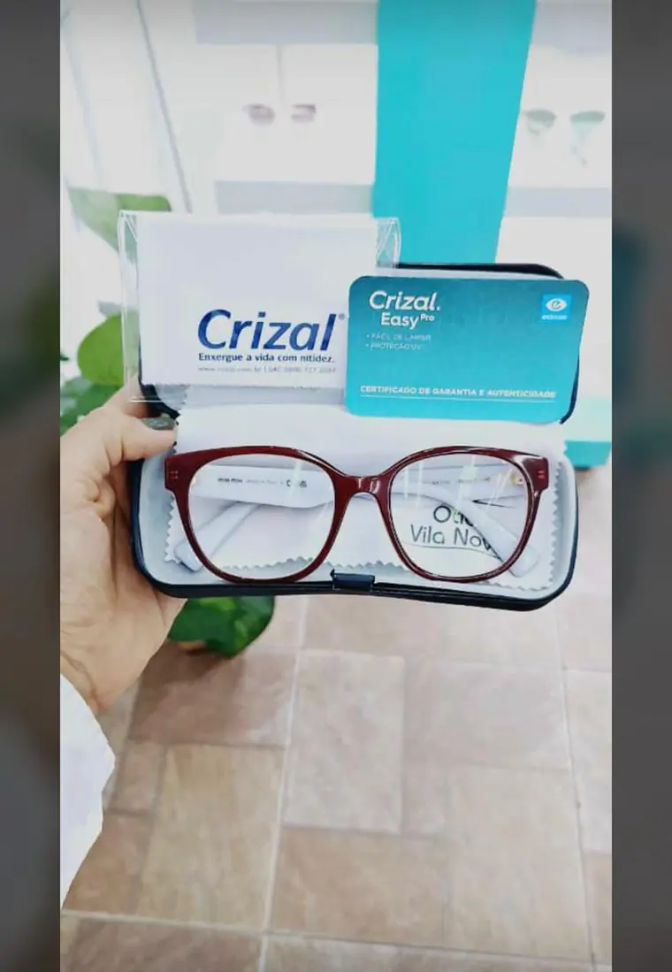 Armação vinho no estojo com embalagem de lentes Crizal