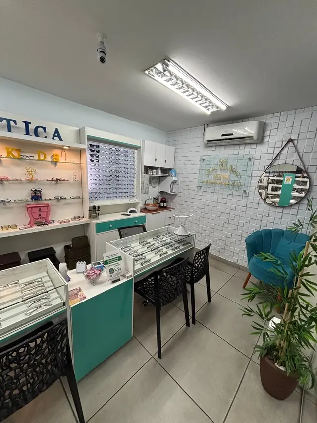 Recepção da loja com parede de tijolos brancos e poltrona azul